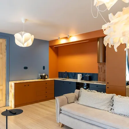 Stylish Victus Near The Promenade In By Renters Apartament