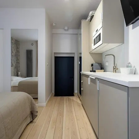 Stylish Victus Near The Promenade In By Renters Apartament *